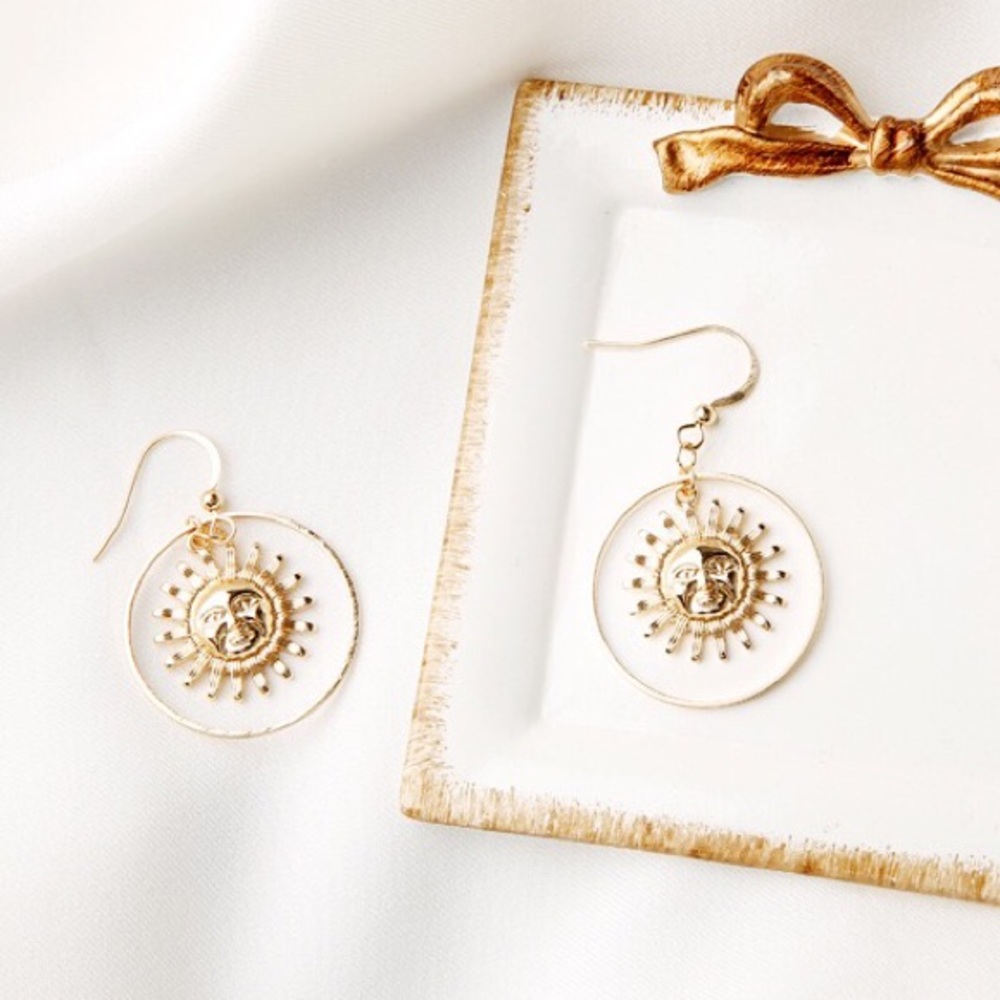 βοΈGolden Sun π Pendent Earrings - Picture 5 of 8